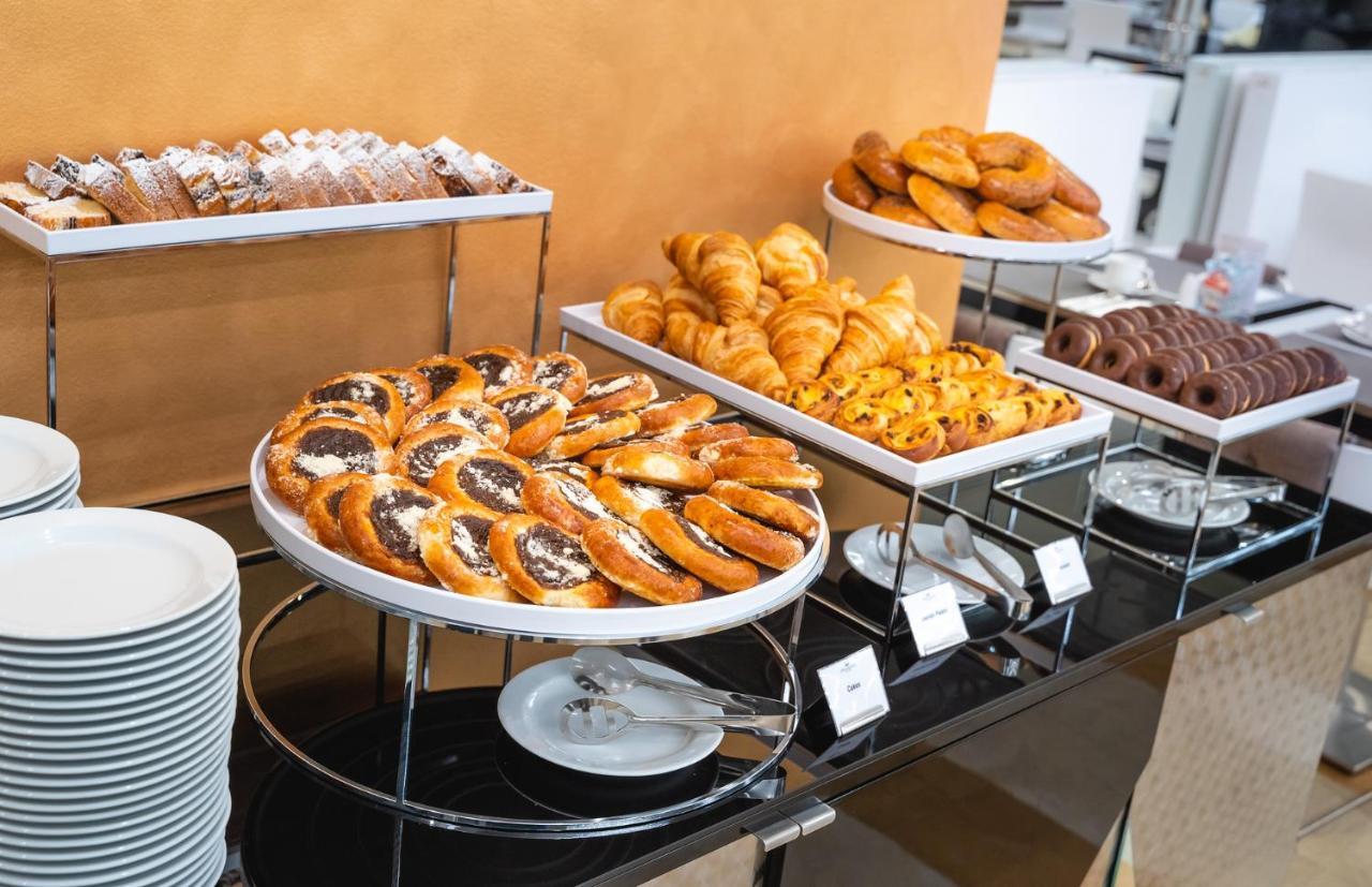 Grandium Hotel Prag Dış mekan fotoğraf Various types of pretzels